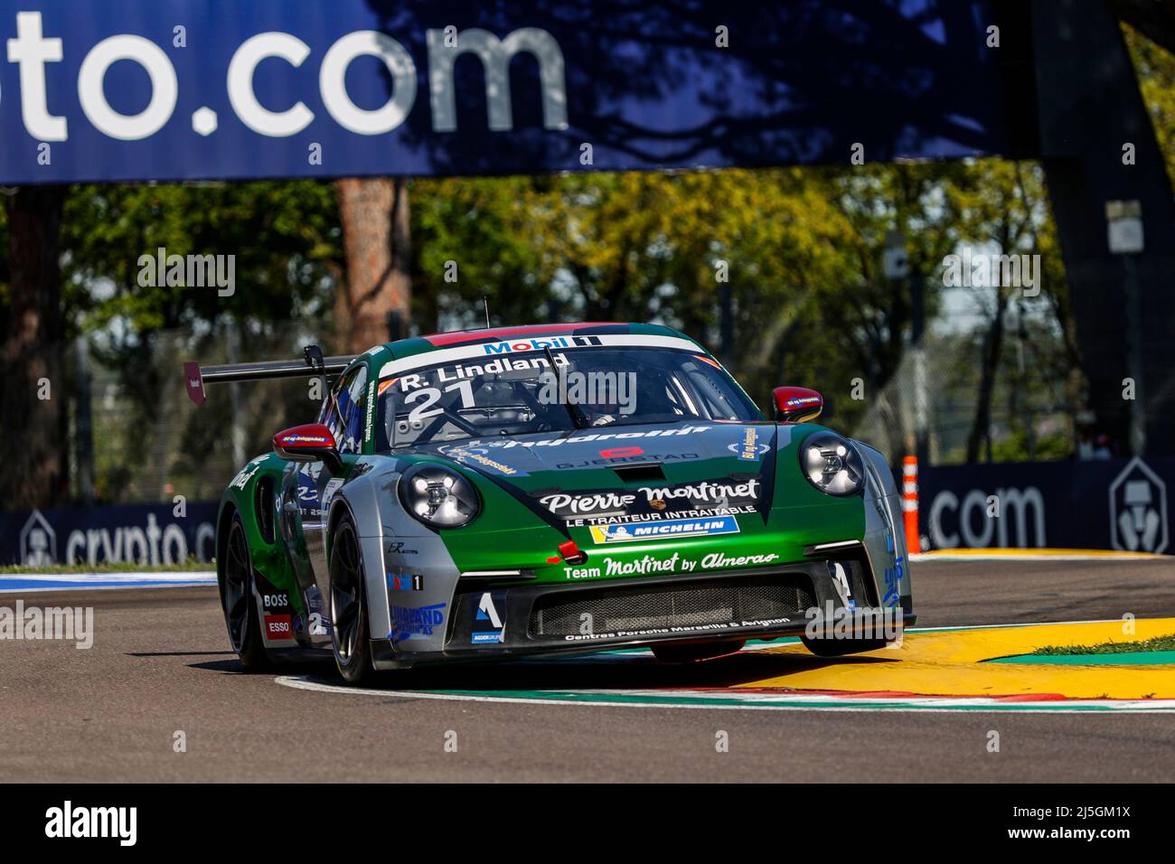 Imola, Italia. 23rd Apr 2022. #21 Roar Lindland (N, Pierre Martinet di Almeras), Porsche Mobil 1 Supercup ad Autodromo Enzo e Dino Ferrari il 23 aprile 2022 a Imola, Italia. (Foto di ALTO DUE) credito: dpa/Alamy Live News Foto Stock