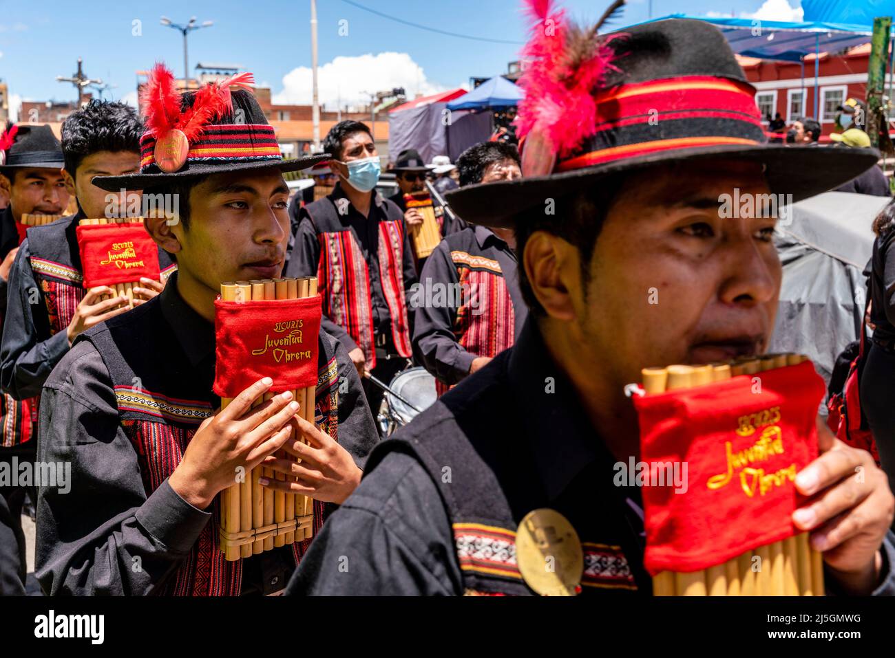 Musicisti sfilano per le strade giocando Pan Pipes durante Un Festival religioso, Plaza De Armas, Puno, Provincia di Puno, Perù Foto Stock