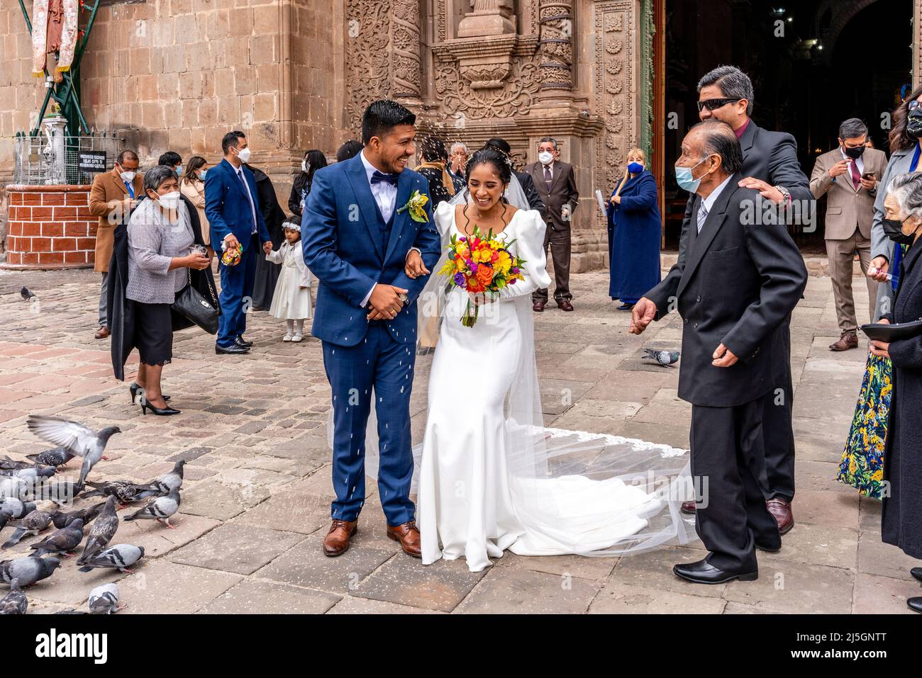 Una giovane coppia peruviana lascia la Cattedrale dopo essersi sposata, la Plaza de Armas, Puno, Perù. Foto Stock