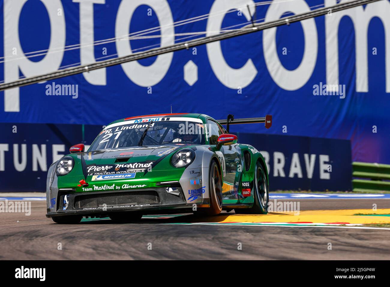 Imola, Italia. 23rd Apr 2022. #21 Roar Lindland (N, Pierre Martinet di Almeras), Porsche Mobil 1 Supercup ad Autodromo Enzo e Dino Ferrari il 23 aprile 2022 a Imola, Italia. (Foto di ALTO DUE) credito: dpa/Alamy Live News Foto Stock