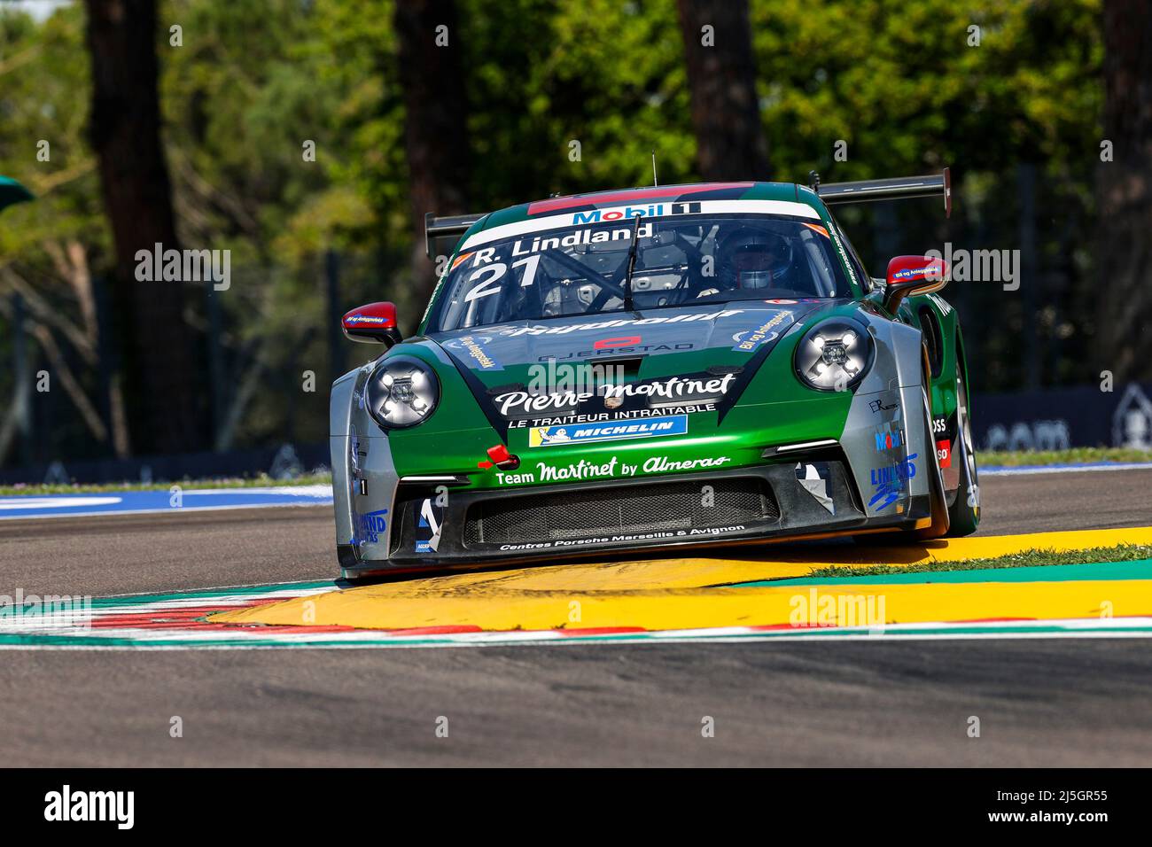 Imola, Italia. 23rd Apr 2022. #21 Roar Lindland (N, Pierre Martinet di Almeras), Porsche Mobil 1 Supercup ad Autodromo Enzo e Dino Ferrari il 23 aprile 2022 a Imola, Italia. (Foto di ALTO DUE) credito: dpa/Alamy Live News Foto Stock