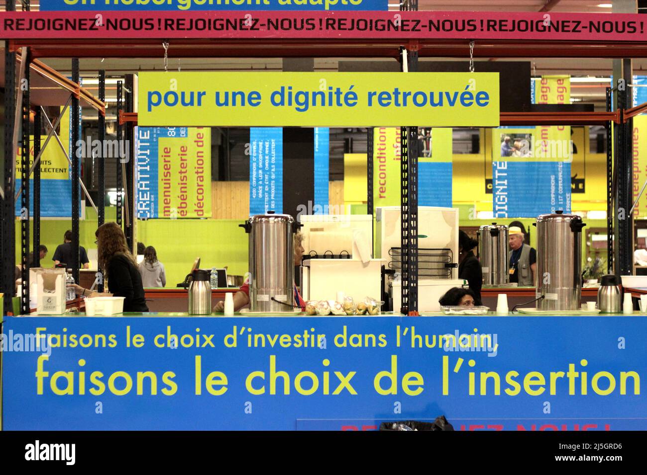Emmaüs lors son 13e salon Paris Porte de Versailles 23 juin 2012 : stand café et banderoles 'Rejoignez-nous', 'pour une dignité retruvée' Foto Stock