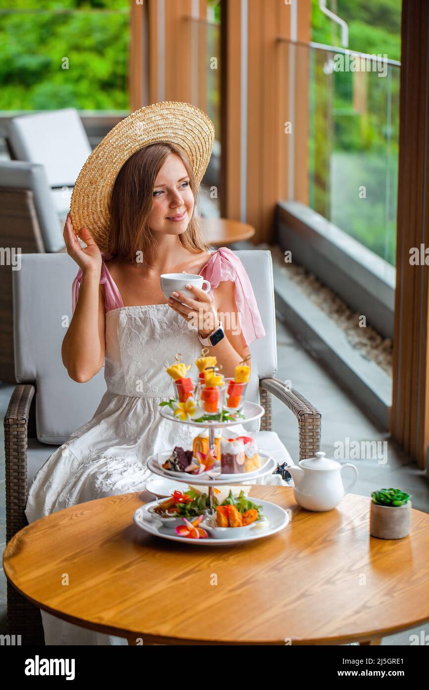 Tè con selezione di vari dessert nel ristorante di lusso con vista mare Foto Stock