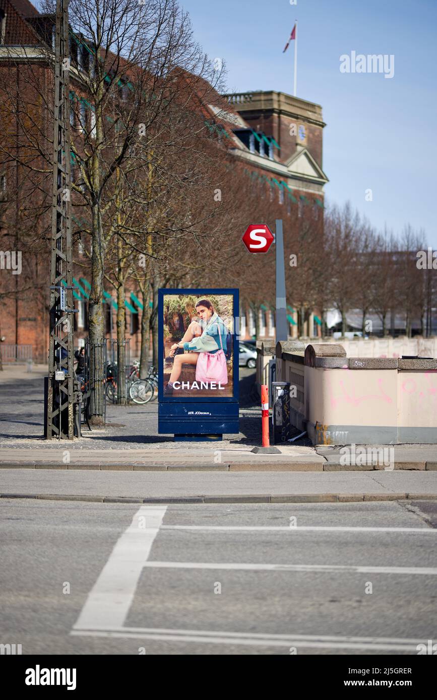 Chanel strada pannello e S-treno (S-Tog) segno; Vesterport, Copenhagen, Danimarca Foto Stock