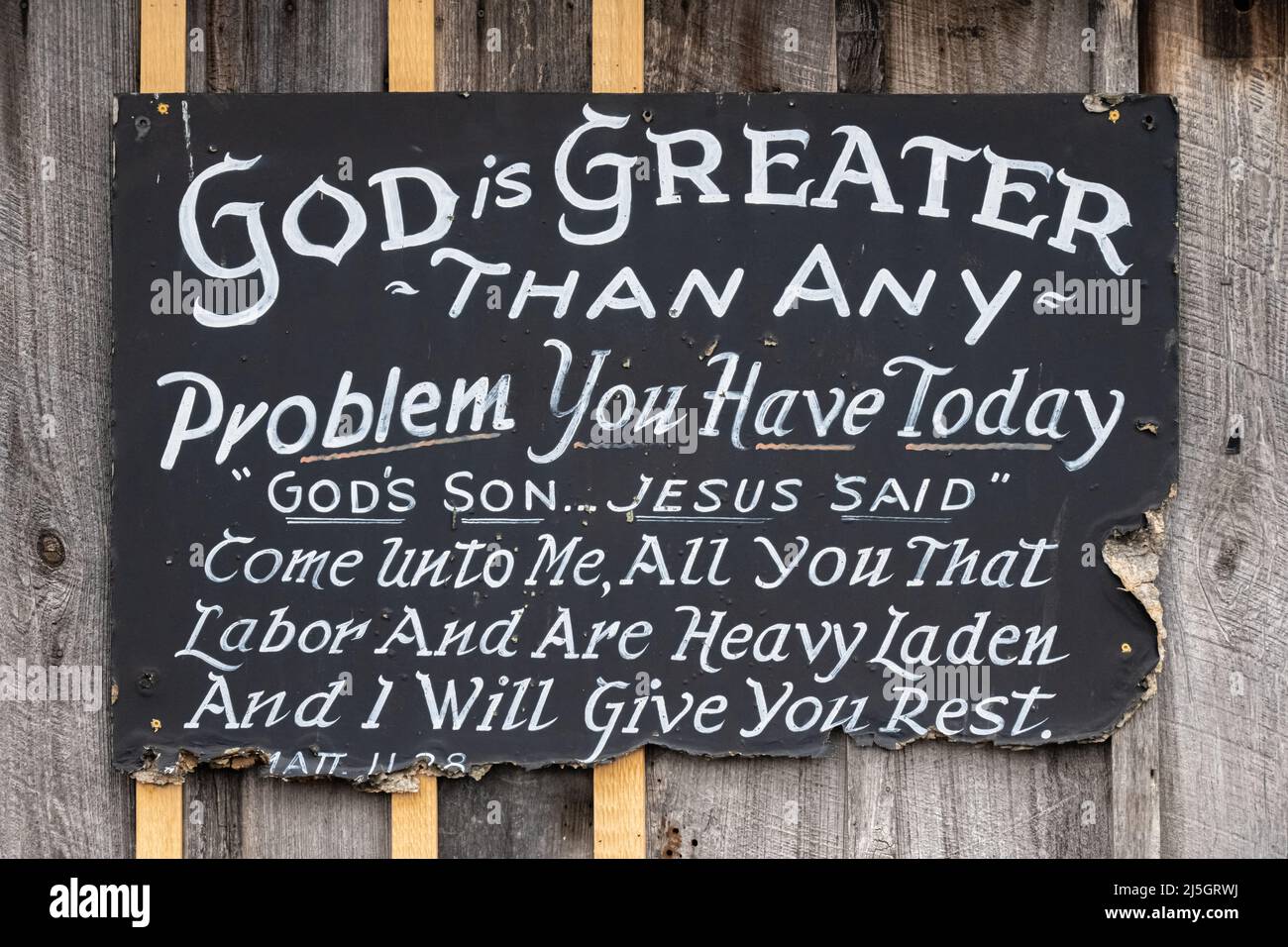 Segno di recinzione dipinto a mano nella contea di Lancaster, Pennsylvania, con il messaggio che "Dio è più grande di qualsiasi problema che hai oggi". (USA) Foto Stock