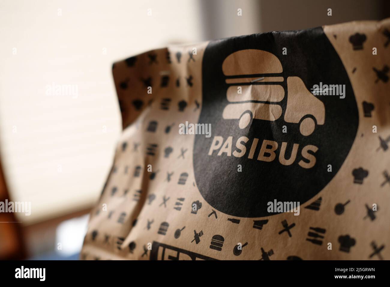 Lublino, Polonia. 23 aprile 2022. Sacchetto di carta con hamburger da togliere consegnato dalla catena di fast food polacca 'Pasibus' Foto Stock