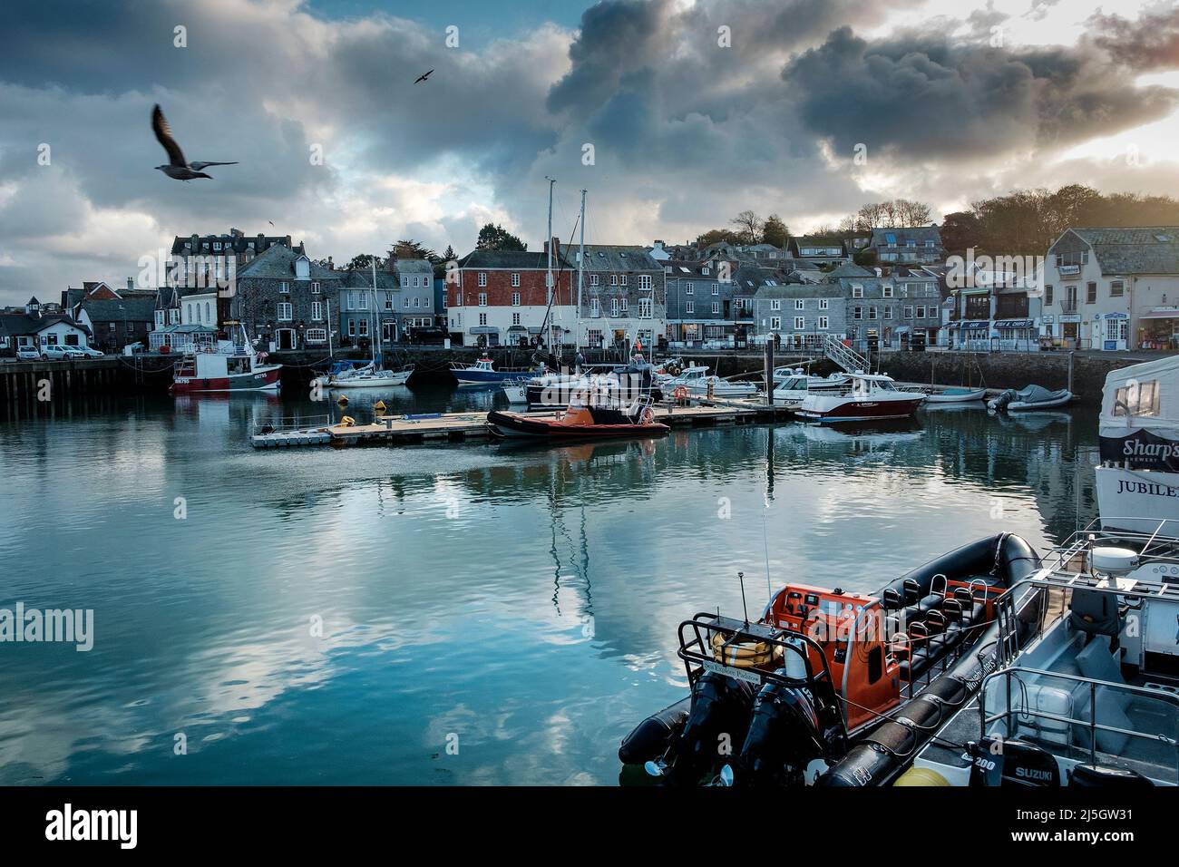 Porto di Padstow, Cornovaglia con barche, gabbiano e nuvole Foto Stock