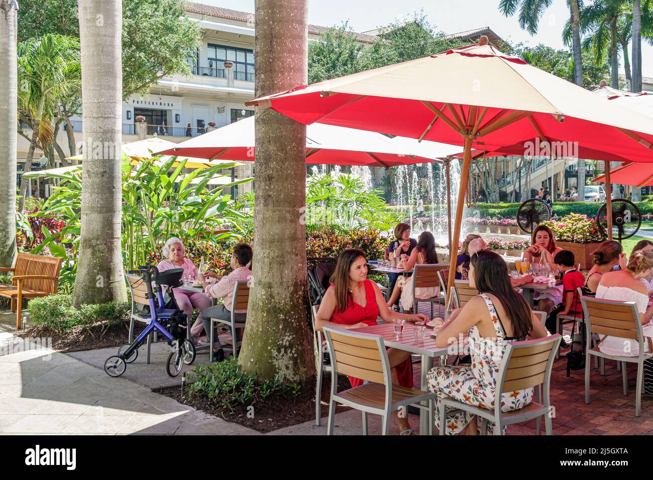 Miami Florida Coral Gables Shops at Merrick Park esclusivo centro commerciale all'aperto Brasserie Ristorante Centrale al fresco da pranzo ombrelloni Foto Stock