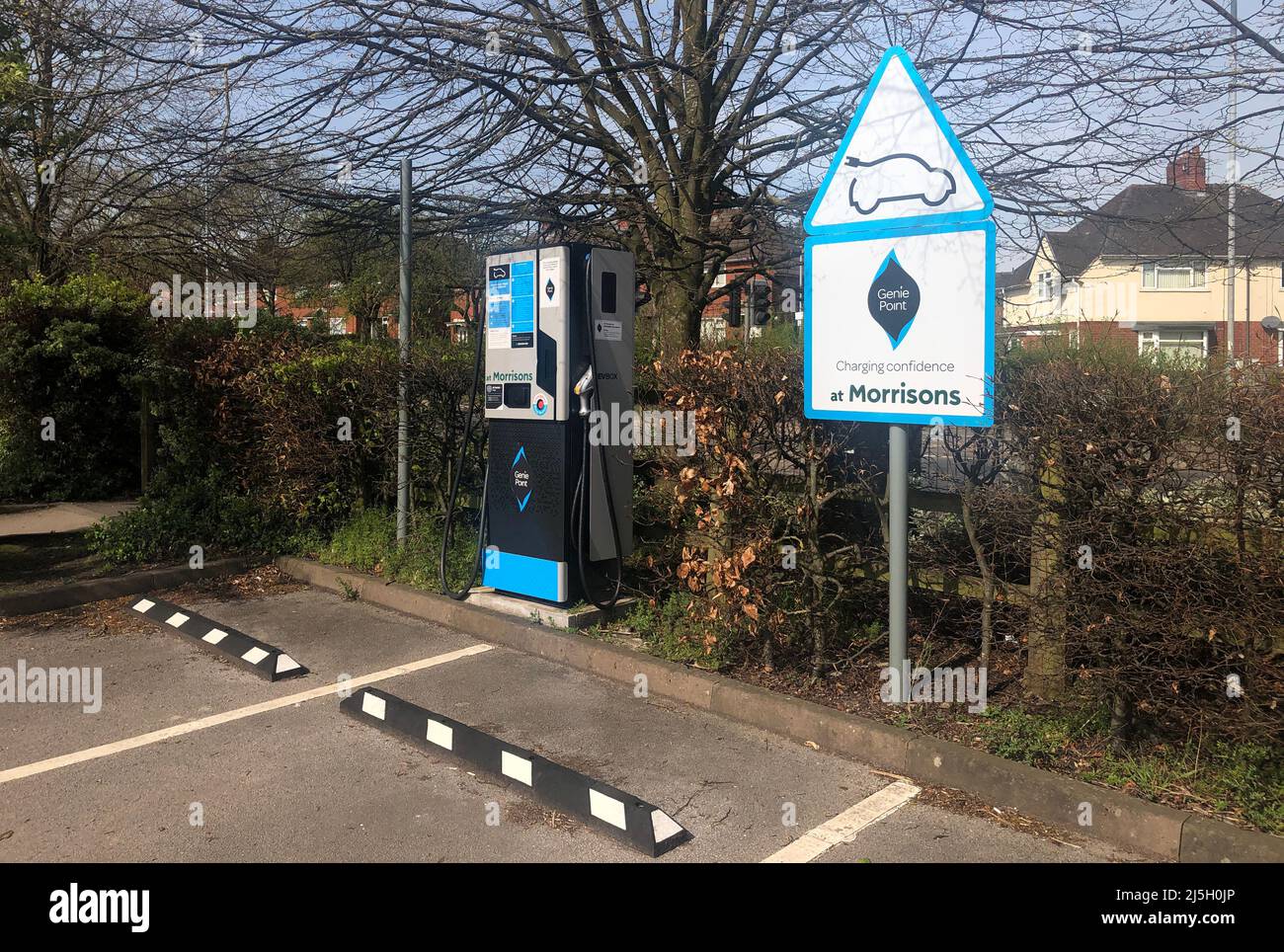 Newcastle-under-Lyme ,Staffordshire-regno unito Aprile, 16, 2022 supermercato locale recentemente installato veicolo elettrico ricarica stazione Foto Stock