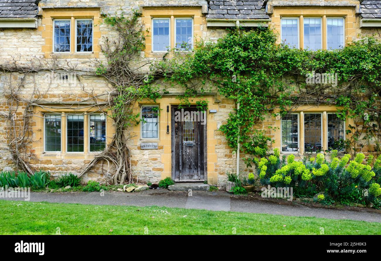 Old Country House and Garden Kingham Village Oxfordshire Foto Stock