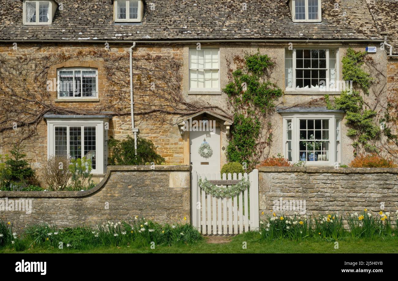 Vista primaverile della bella casa di campagna Kingham Village Oxfordshire Foto Stock