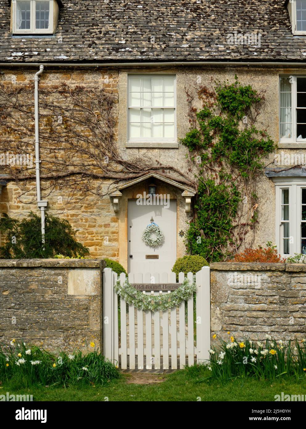 Vista primaverile della bella casa di campagna Kingham Village Oxfordshire Foto Stock