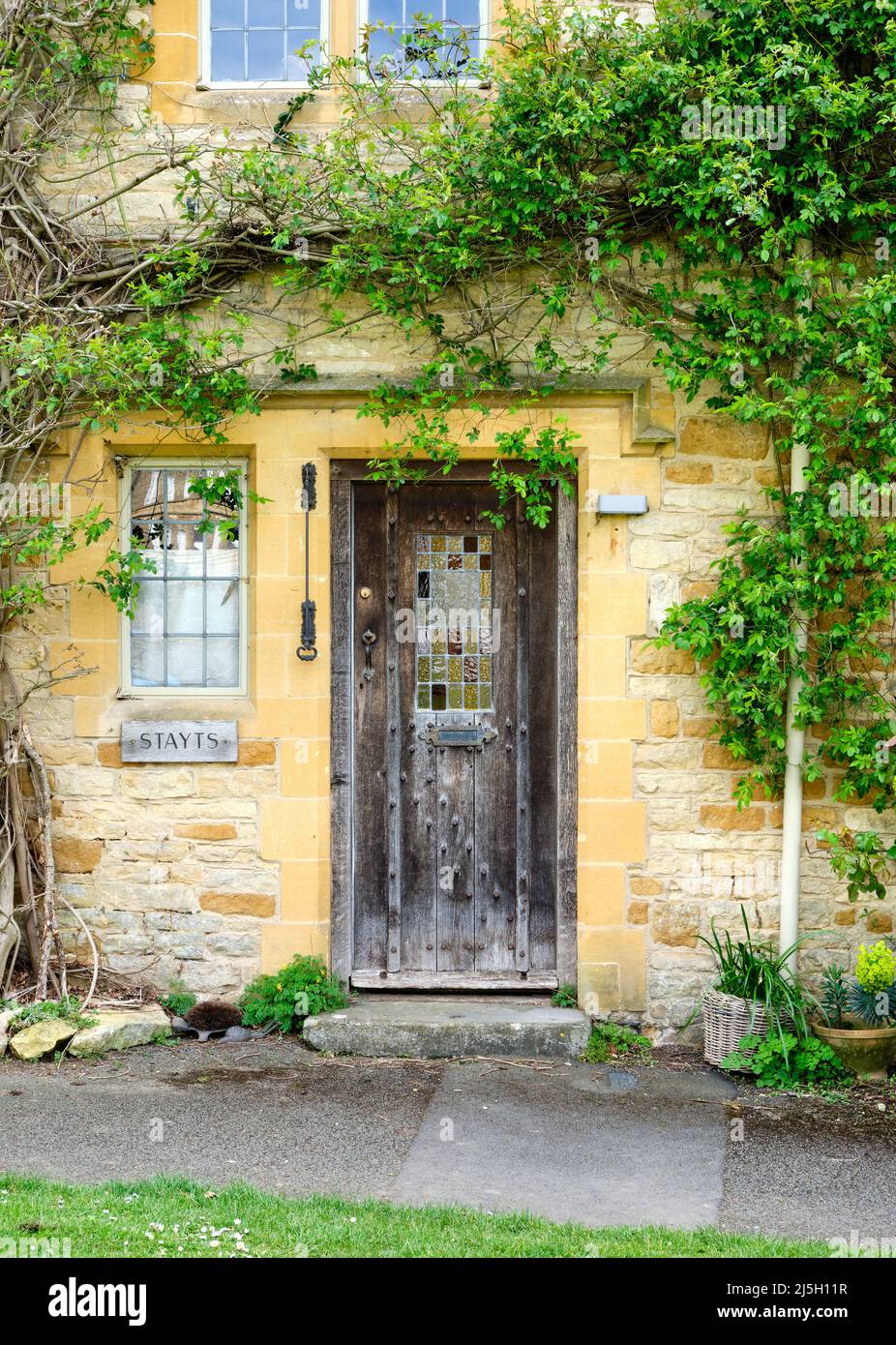 Bella vecchia porta Kingham Village Oxfordshire Foto Stock