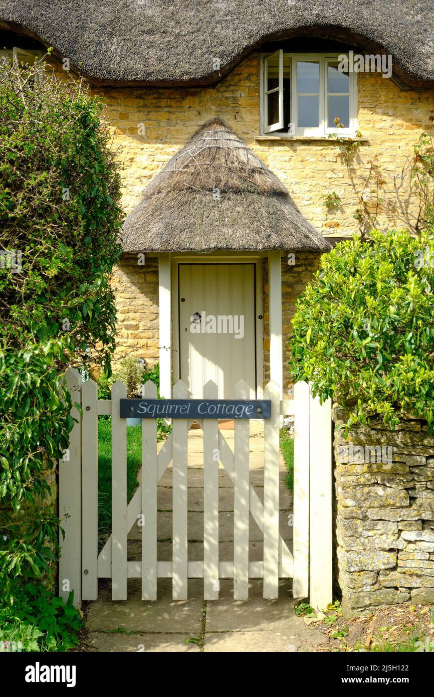 Cancello e porta paglia Cottage Kingham Village Oxfordshire Foto Stock