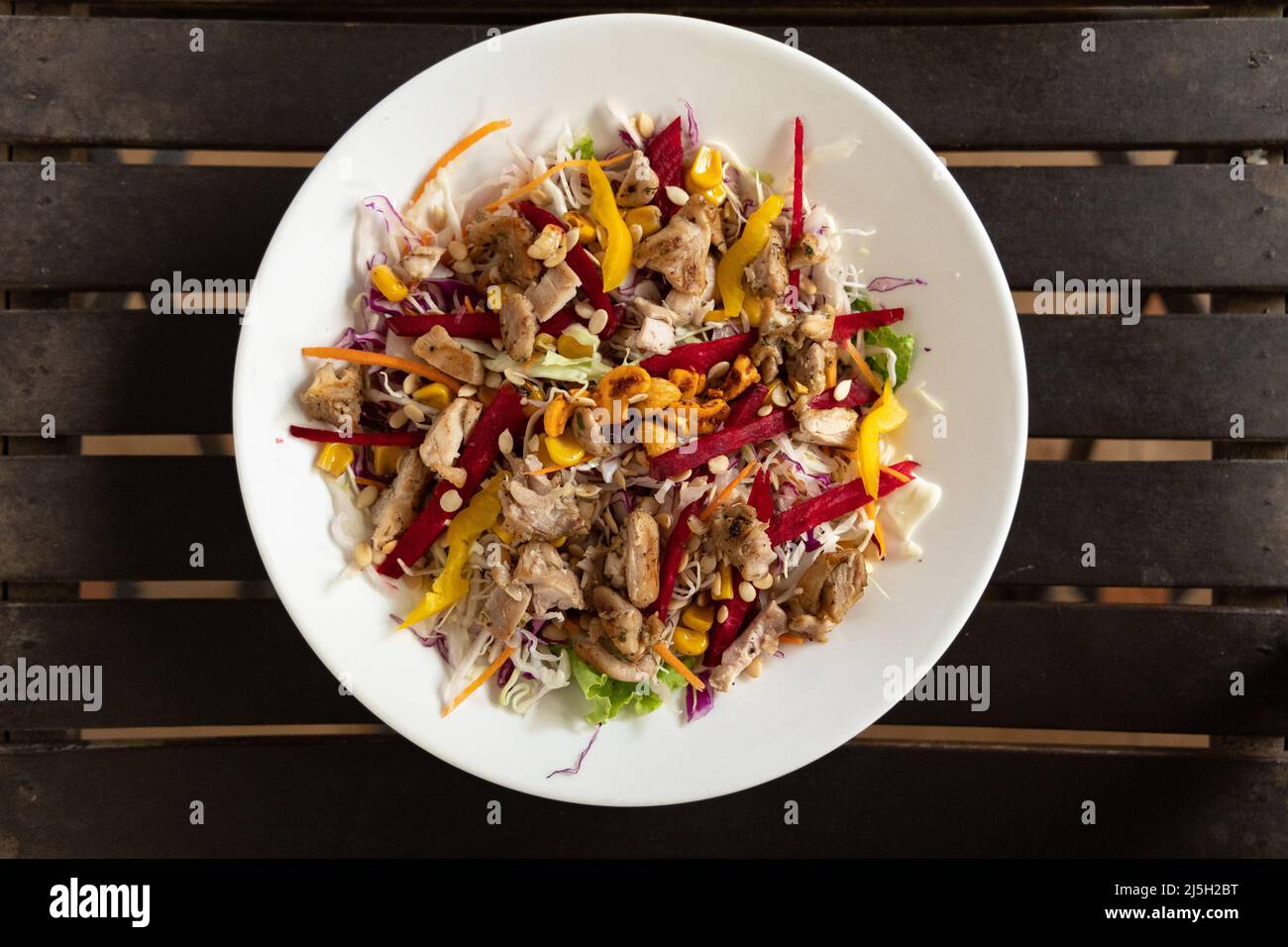 Ciotola piena di pollo alla griglia con insalata verde Foto Stock