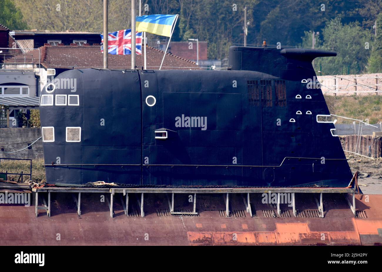 23/04/2022 Strood Regno Unito ex marina russa Foxtrot-Class sottomarino del periodo della Guerra fredda è raffigurato battenti la bandiera dell'Ucraina in solidarietà con il Foto Stock
