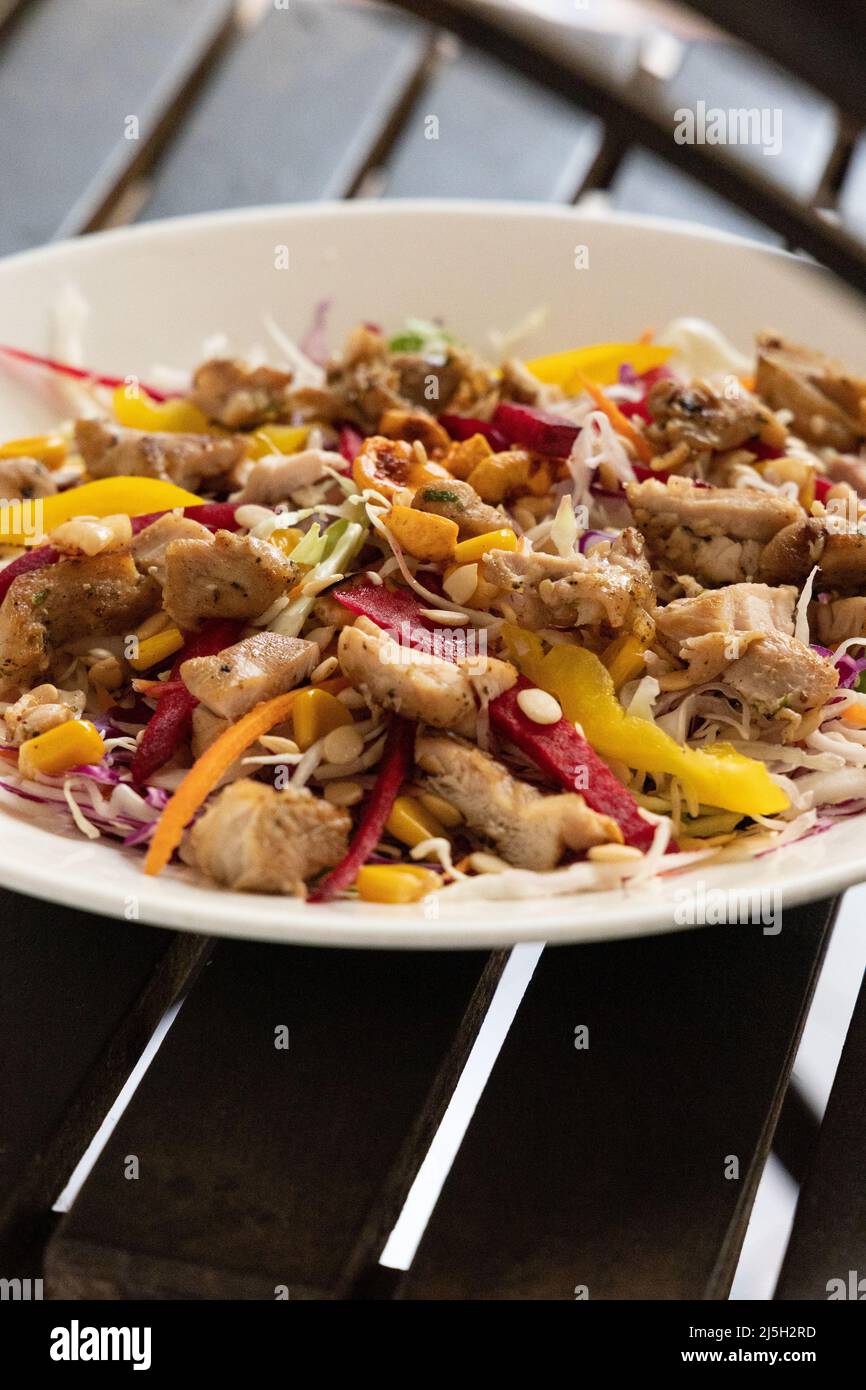 Ciotola piena di pollo alla griglia con insalata verde Foto Stock