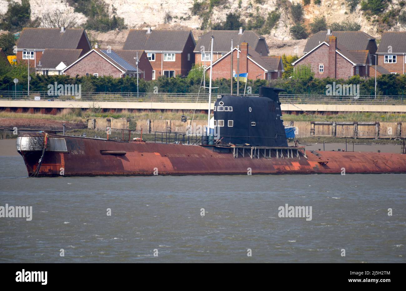23/04/2022 Strood Regno Unito ex marina russa Foxtrot-Class sottomarino del periodo della Guerra fredda è raffigurato battenti la bandiera dell'Ucraina in solidarietà con il Foto Stock