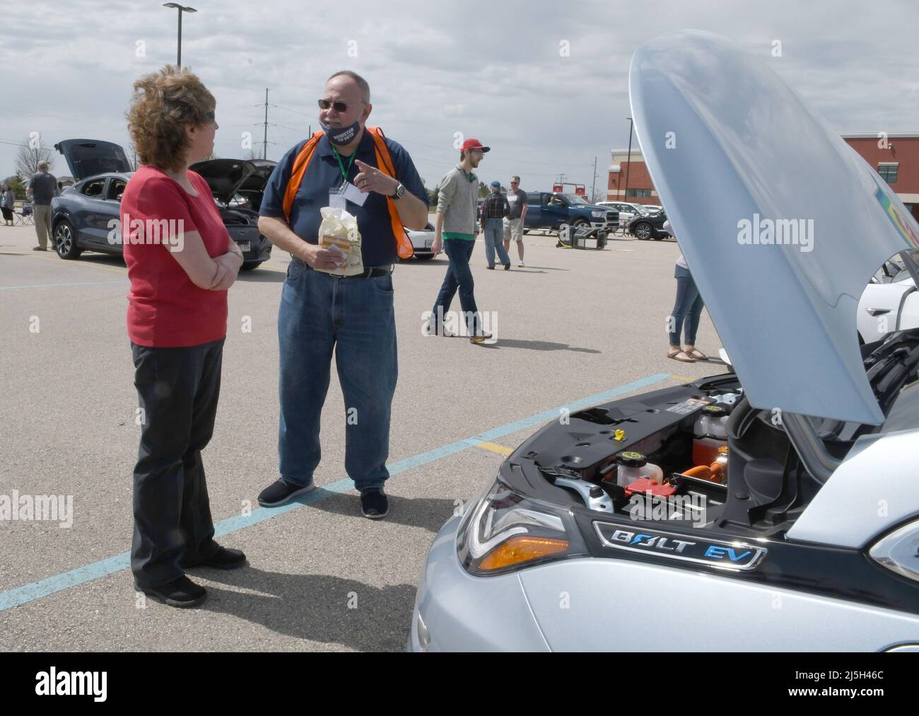 Somers, Wisconsin, Stati Uniti. 23rd Apr 2022. Una dozzina di veicoli elettrici di proprietà privata sono esposti il giorno della Terra, sabato 23 aprile 2022, nel parcheggio del supermercato Festival Foods nella città di Somers (Kenosha), Wisconsin. L'evento è stato sponsorizzato da Drive Electric Earth Day e Drive $mart Wisconsin per familiarizzare le persone con una varietà di auto EV. (Credit Image: © Mark Hertzberg/ZUMA Press Wire) Foto Stock