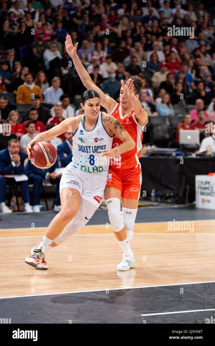 Marzia Tagliamento del Basket Landes e Laetitia Guapo del Tango Bourges Basket Fight for the ball durante la Coppa delle Donne Francese, partita finale di basket tra Basket Landes e Bourges Basket il 23 aprile 2022 presso l'Accor Arena di Parigi, Francia - Foto Antoine Massinon / A2M Sport Consulting / DPPI Foto Stock