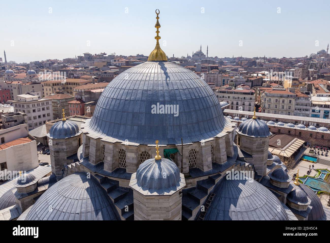 Vista dettagliata e ad angolo alto della cupola della Nuova Moschea situata nel quartiere Eminonu di Istanbul, Turchia, il 8 aprile 2022. Foto Stock