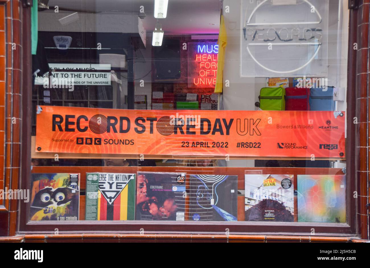 Londra, Regno Unito. 23rd aprile 2022. Sounds of the Universe Store a Soho il giorno del Record Store. RSD celebra i negozi di musica indipendenti in tutto il mondo, con molte etichette e artisti che rilasciano dischi speciali in edizione limitata appositamente per la giornata. Credit: Vuk Valcic/Alamy Live News Foto Stock Londra, Regno Unito. 23rd aprile 2022. Sounds of the Universe Store a Soho il giorno del Record Store. RSD celebra i negozi di musica indipendenti in tutto il mondo, con molte etichette e artisti che rilasciano dischi speciali in edizione limitata appositamente per la giornata. Credit: Vuk Valcic/Alamy Live News Foto Stock