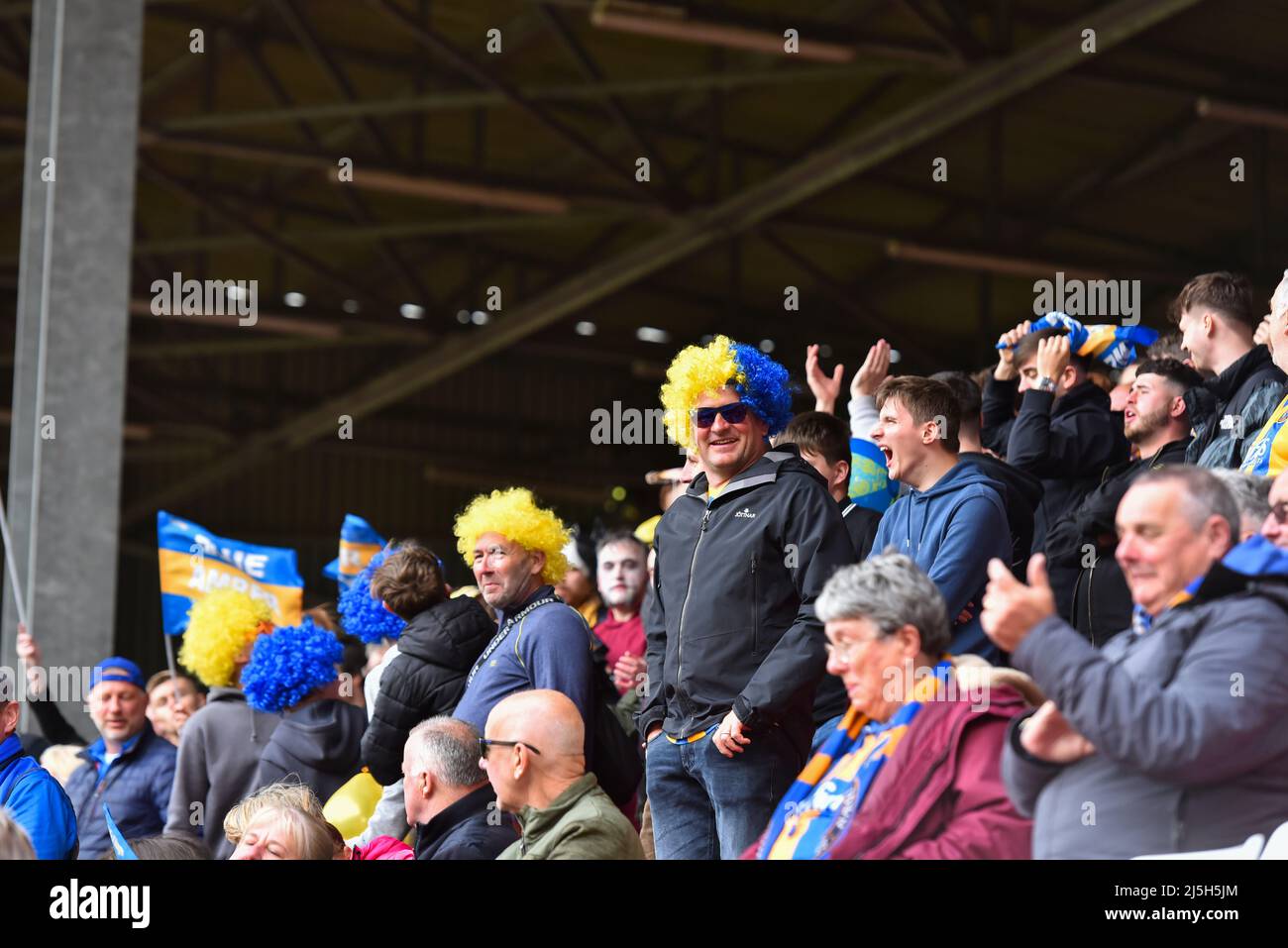 LONDRA, REGNO UNITO. APRILE 23rd i fan di Shrewsbury Town durante la partita della Sky Bet League 1 tra Charlton Athletic e Shrewsbury Town at the Valley, Londra sabato 23rd aprile 2022. (Credit: Ivan Yordanov | MI News) Credit: MI News & Sport /Alamy Live News Foto Stock