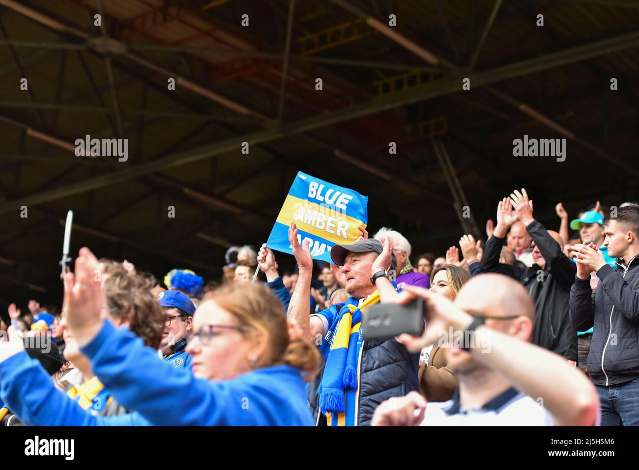 LONDRA, REGNO UNITO. APRILE 23rd i fan di Shrewsbury Town durante la partita della Sky Bet League 1 tra Charlton Athletic e Shrewsbury Town at the Valley, Londra sabato 23rd aprile 2022. (Credit: Ivan Yordanov | MI News) Credit: MI News & Sport /Alamy Live News Foto Stock