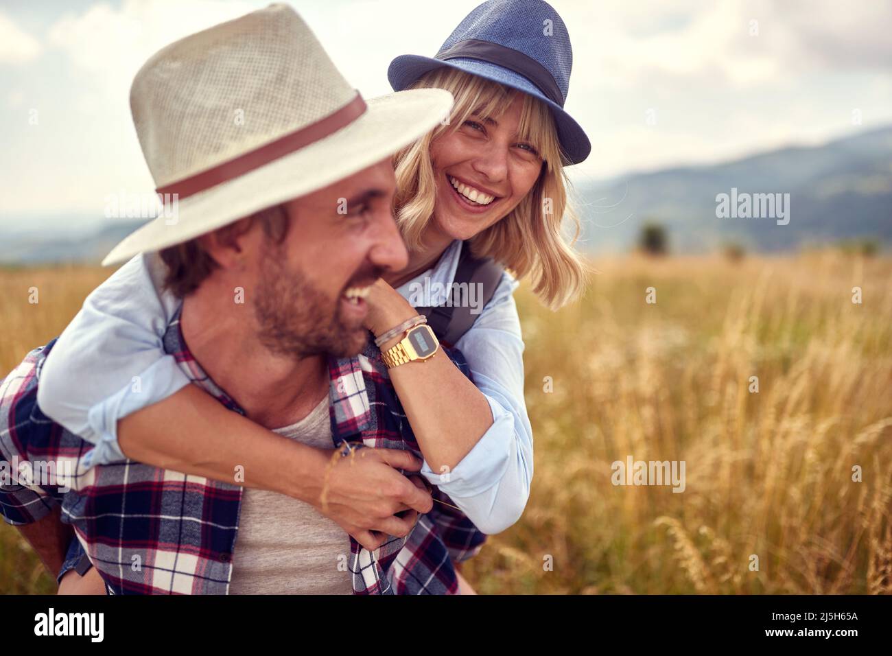 Giovane coppia in love.Man e donna godendo di divertimento e ridendo insieme nella natura Foto Stock