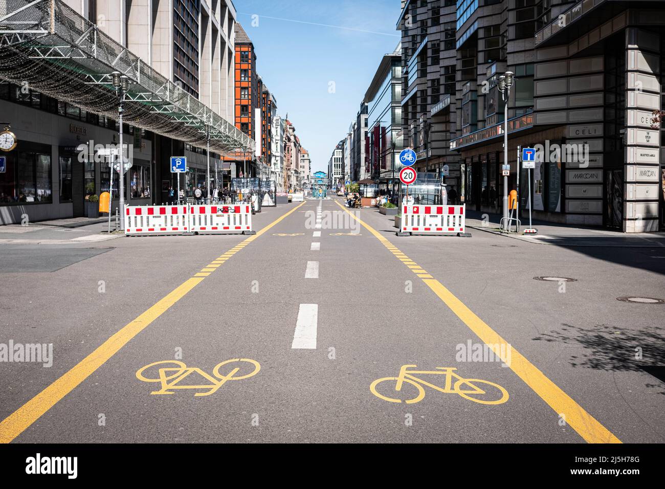 Berlino, Germania - Aprile 2022: Pista ciclabile vuota o pista ciclabile pop-up nella via dello shopping (Friedrichstr.) a Berlino Foto Stock