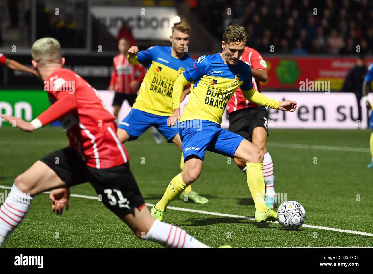 LEEUWARDEN - (lr) Erik Schouten di SC Cambuur, Eran Zahavi di PSV Eindhoven durante la partita olandese Erevisione tra SC Cambuur e PSV allo stadio Cambuur il 23 aprile 2022 a Leeuwarden, Paesi Bassi. ANP OLAF KRAAK Foto Stock