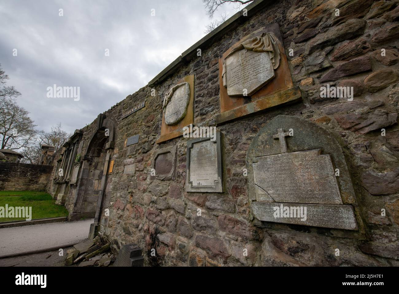 Greyfriars Kirkyard, targhe sul muro Foto Stock