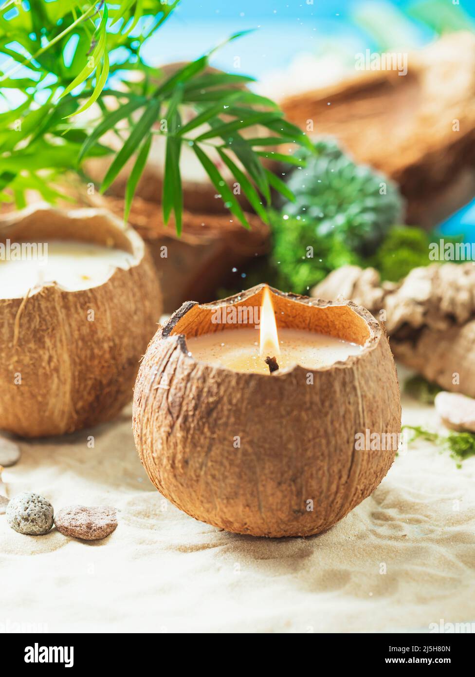 Originale candela di cera di soia naturale fatta a mano in un cocco. Candela  in una conchiglia di cocco. Candela all'aroma del centro benessere. Primo  piano Foto stock - Alamy
