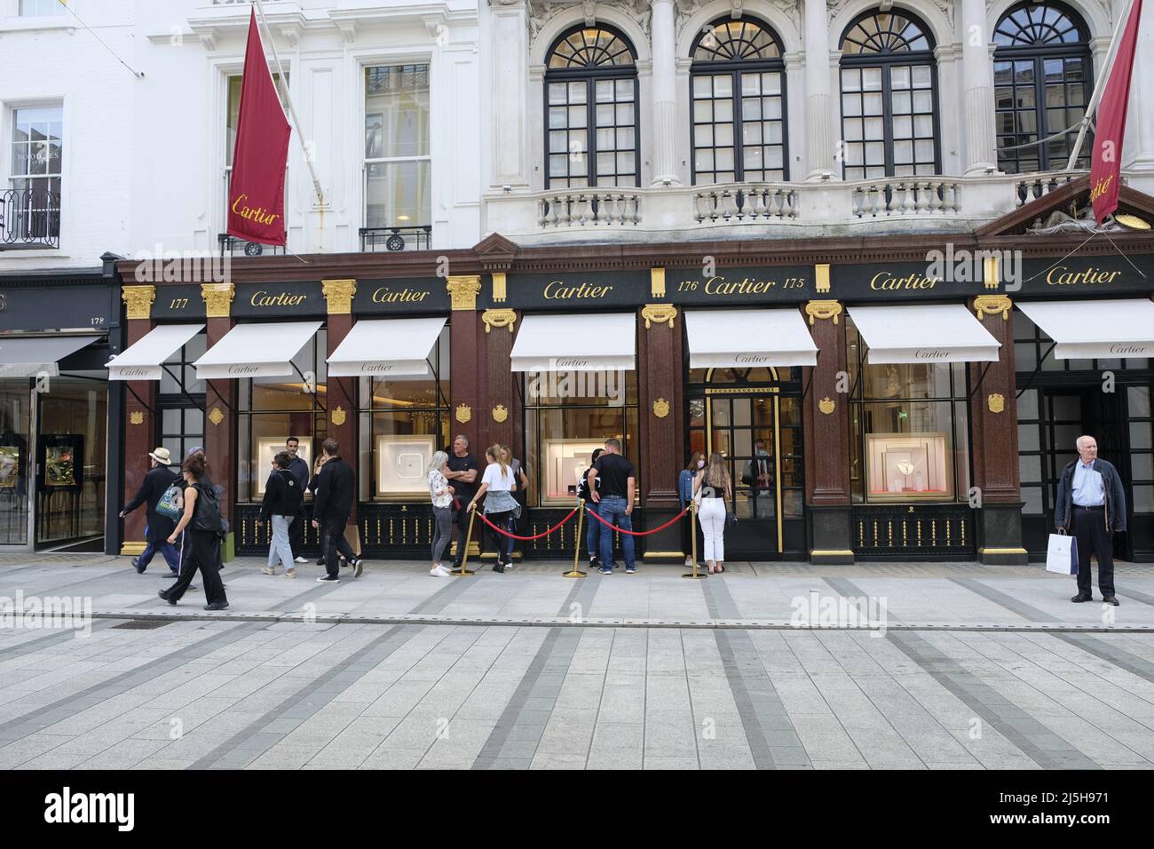Londra, Regno Unito - Settembre 2021: Shopping di Cartier a New Bond Street a Londra Foto Stock