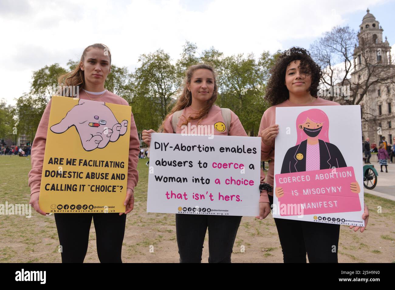 Londra, Regno Unito. 23rd Apr 2022. I manifestanti tengono dei cartelli che esprimono le loro opinioni durante la dimostrazione. Organizzazione anti-aborto a favore della vita, la resistenza all'aborto ha messo in scena una protesta in Piazza del Parlamento contro gli aborti coerced. Credit: SOPA Images Limited/Alamy Live News Foto Stock