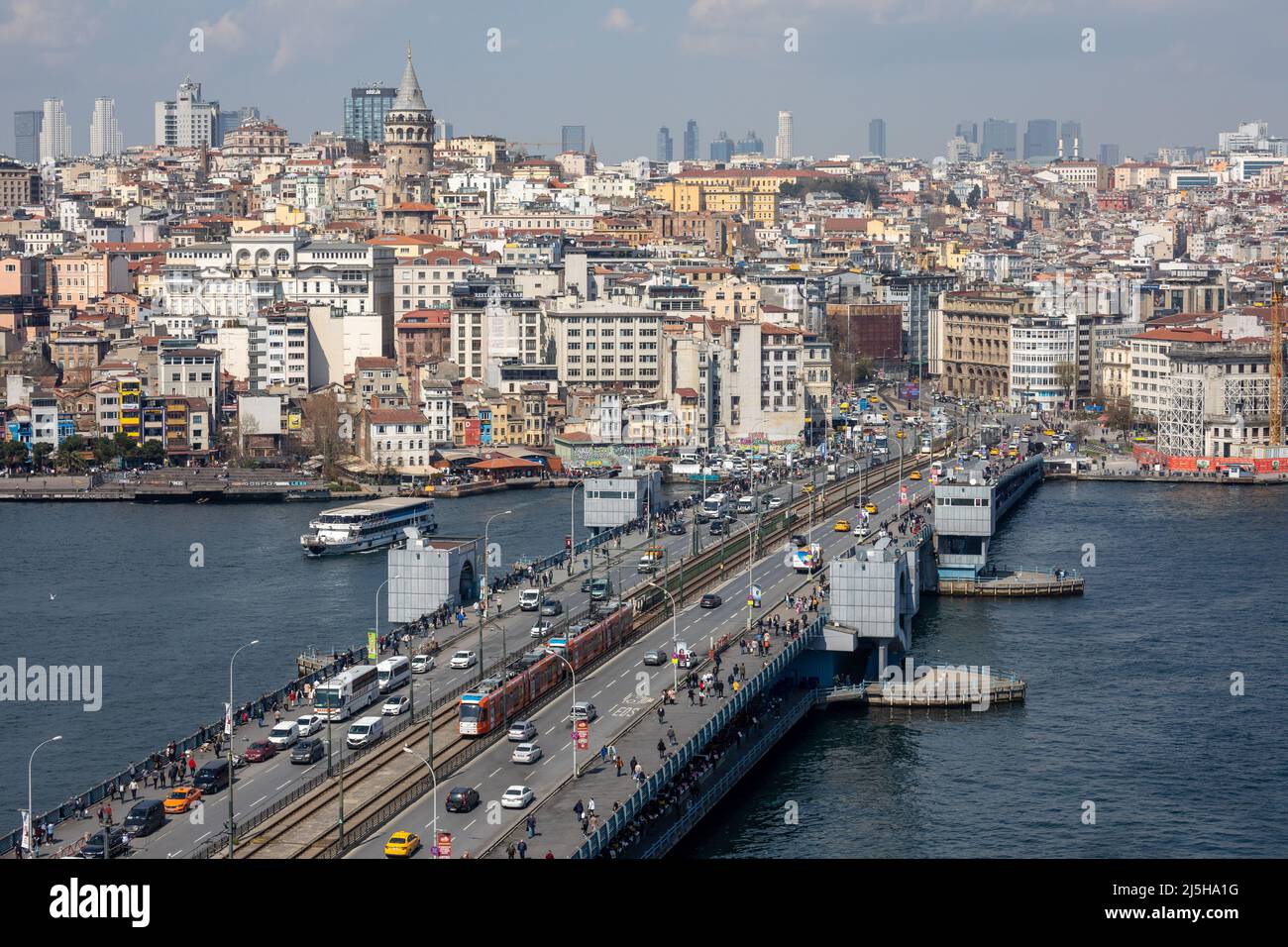 Uccelli ad alto angolo Vista del Ponte Galata che attraversa il Corno d'Oro in una soleggiata giornata primaverile a Istanbul, in Turchia, il 8 aprile 2022. Foto Stock