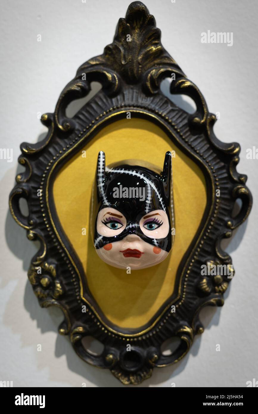Faccia femmina in ceramica con maschera nera in stile Batwoman. Foto Stock