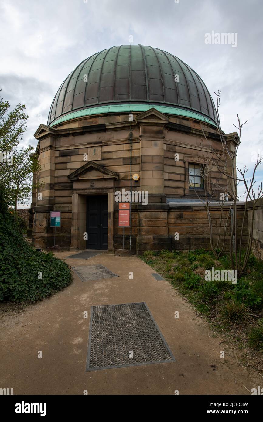 Vecchio Osservatorio ora usato come Museo d'Arte, a Calton Hill, Edimburgo, Scozia Foto Stock