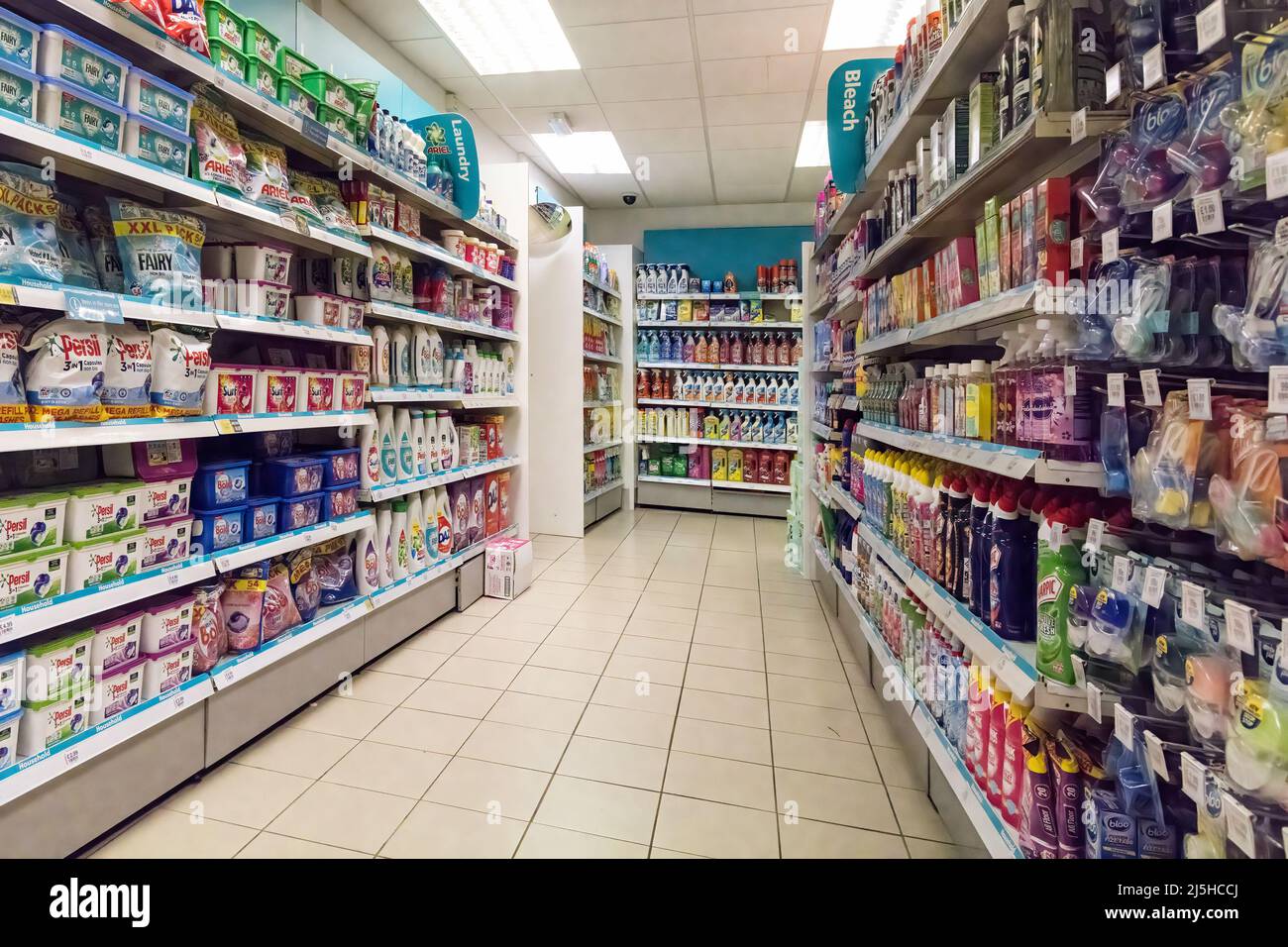 Scaffalature per negozi con prodotti per il lavaggio e la pulizia, Regno Unito Foto Stock