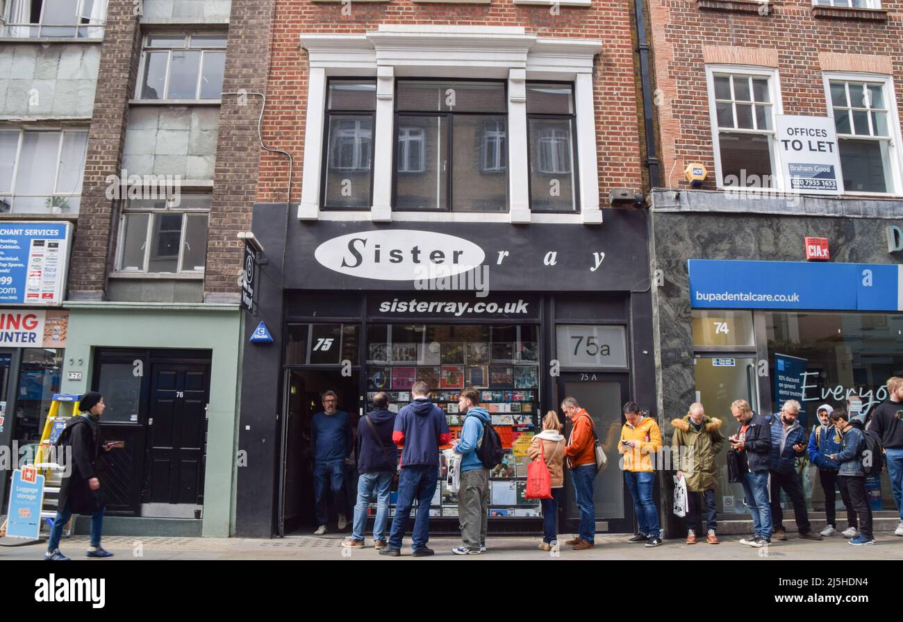 I clienti si accodano al di fuori del negozio Sister Ray a Soho il giorno del negozio Record. Il Record Store Day celebra i negozi di musica indipendenti di tutto il mondo, con molte etichette e artisti che rilasciano dischi speciali in edizione limitata, appositamente per la giornata. Foto Stock I clienti si accodano al di fuori del negozio Sister Ray a Soho il giorno del negozio Record. Il Record Store Day celebra i negozi di musica indipendenti di tutto il mondo, con molte etichette e artisti che rilasciano dischi speciali in edizione limitata, appositamente per la giornata. Foto Stock