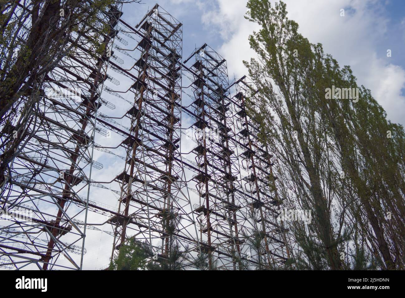 Ampio campo di antenna. Sovietica sistema radar Duga alla centrale nucleare di Cernobyl. ABM difesa missilistica. Campo di antenna, sopra l'orizzonte radar. O militari Foto Stock
