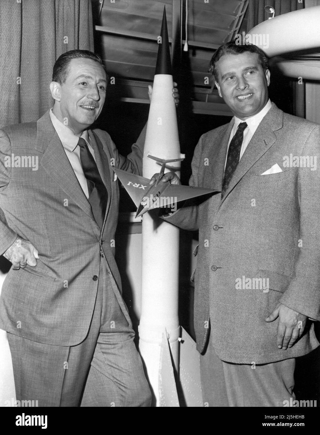Walt Disney e Wernher von Braun, visto qui nel 1954 con un modello della sua nave passeggeri, hanno collaborato ad una serie di tre film educativi; Tra le altre cose, questo suggerisce che Braun stesso aveva abbastanza tempo libero per divulgare cosmonautica a causa del fatto che la priorità nella progettazione di un razzo spaziale è stata data ad altre persone Foto Stock