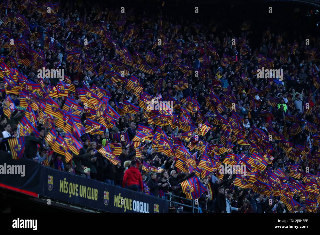 Tifosi durante la prima tappa finale della UEFA Women's Champions League tra il FC Barcelona e Wolfsburgo a Camp Nou a Barcellona, in Spagna. Foto Stock