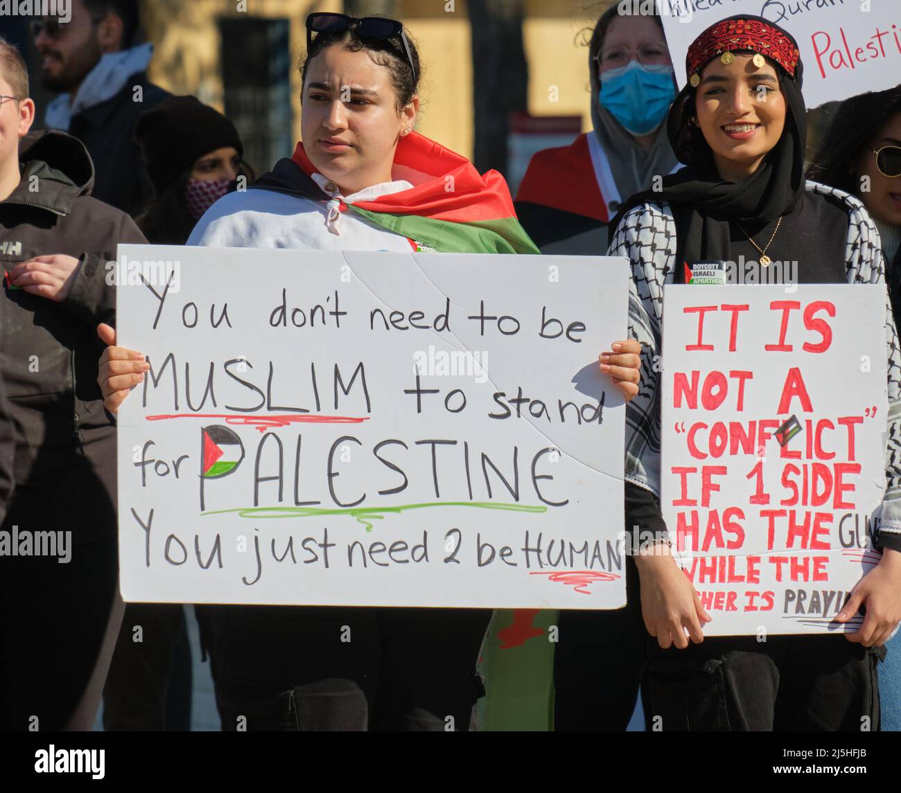 Halifax, Nuova Scozia, Canada. Aprile 23, 2022. Circa cento membri della diaspora locale e alleati marciarono attraverso il centro di Halifax chiedendo la libertà per la Palestina mentre gli attacchi si intensificano nei territori, organizzato da Free Palestine Halifax. Credit: Meanderingemu /Alamy Live News Foto Stock