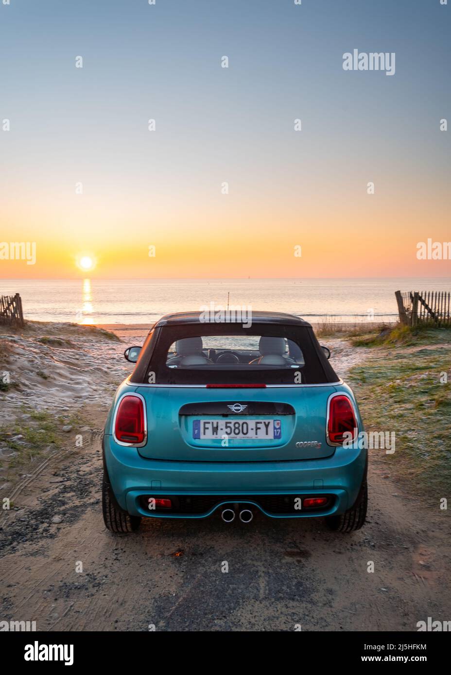 Rivedoux, Francia, 01-08-2021 Blue car guardando il tramonto a re isola. Foto Stock