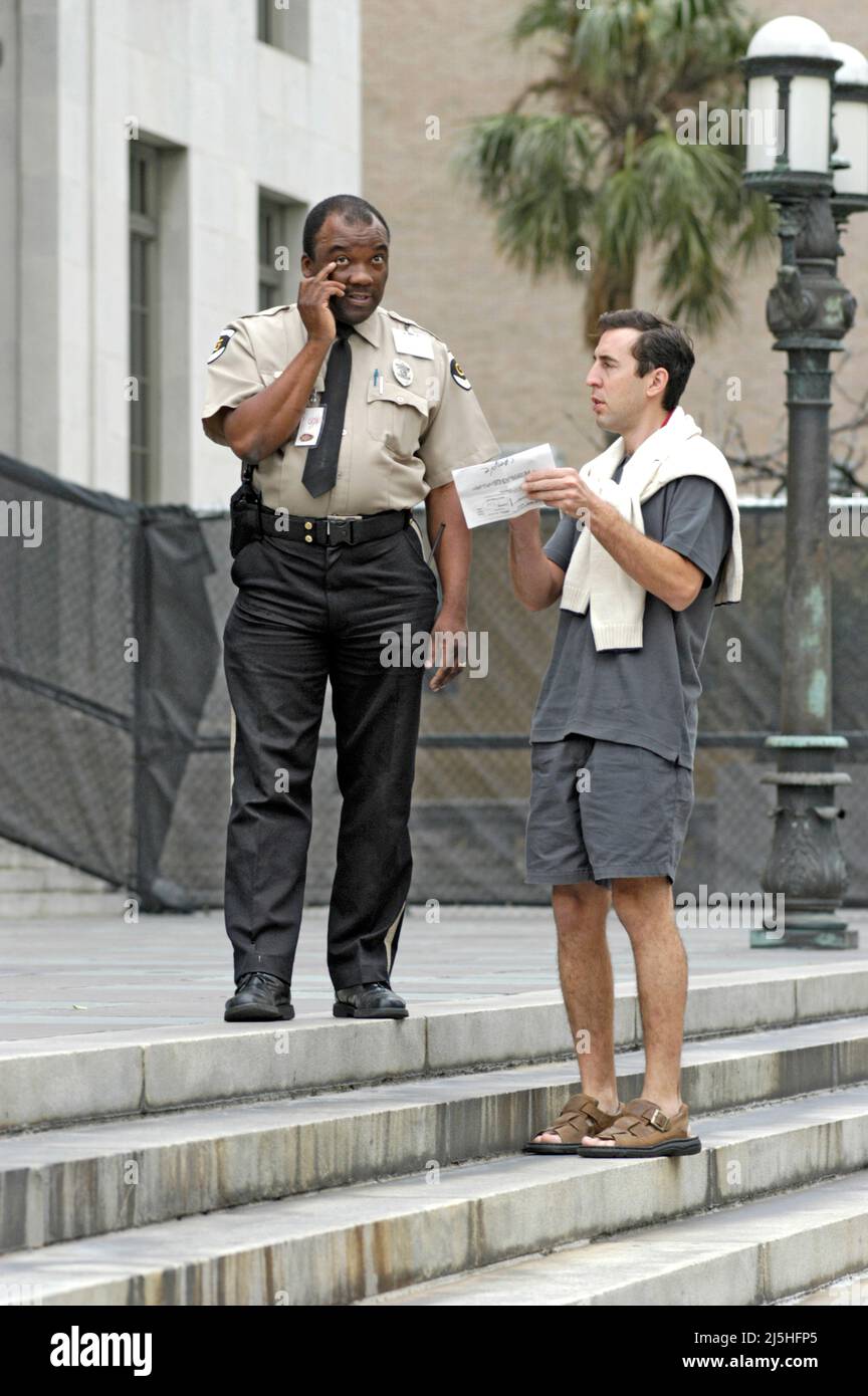 Funzionario di polizia nero che fornisce indicazioni per turisti non statunitensi a Miami Florida. Foto Stock