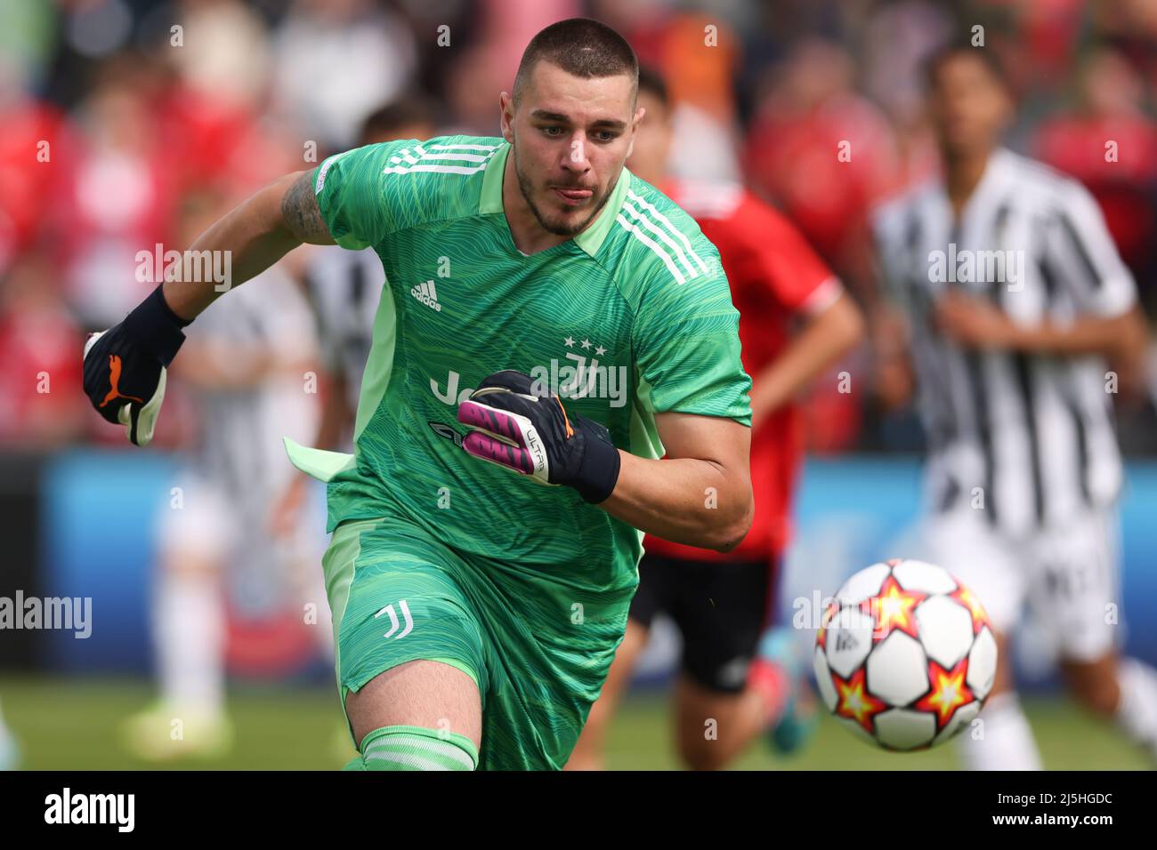 Nyon, Svizzera, 22nd aprile 2022. Zsomboa Senko di Juventus insegue la palla durante la partita della UEFA Youth League al Cosovray Sports Center di Nyon. Il credito d'immagine dovrebbe essere: Jonathan Moscrop / Sportimage Foto Stock