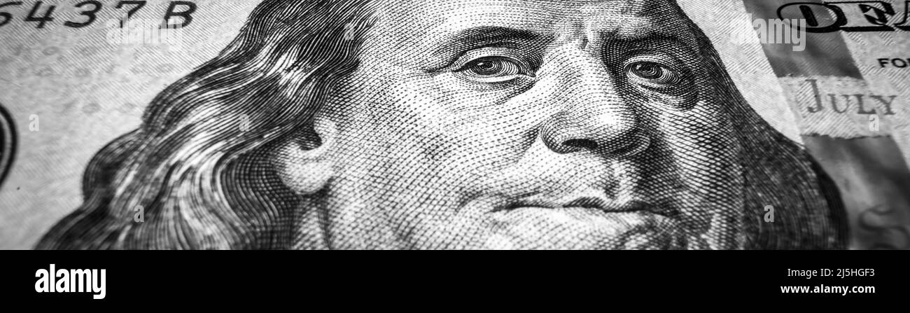 Dollaro USA primo piano, ritratto di Benjamin Franklin su 100 dollari USA. Macro scatto panoramico di carta moneta, presidente faccia in cento dollari Foto Stock
