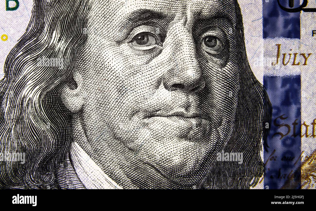 Macro vista di 100 dollari di fattura, Benjamin Franklin ritratto su cento dollari di nota primo piano. USD carta denaro con occhi presidente, faccia su dol Foto Stock