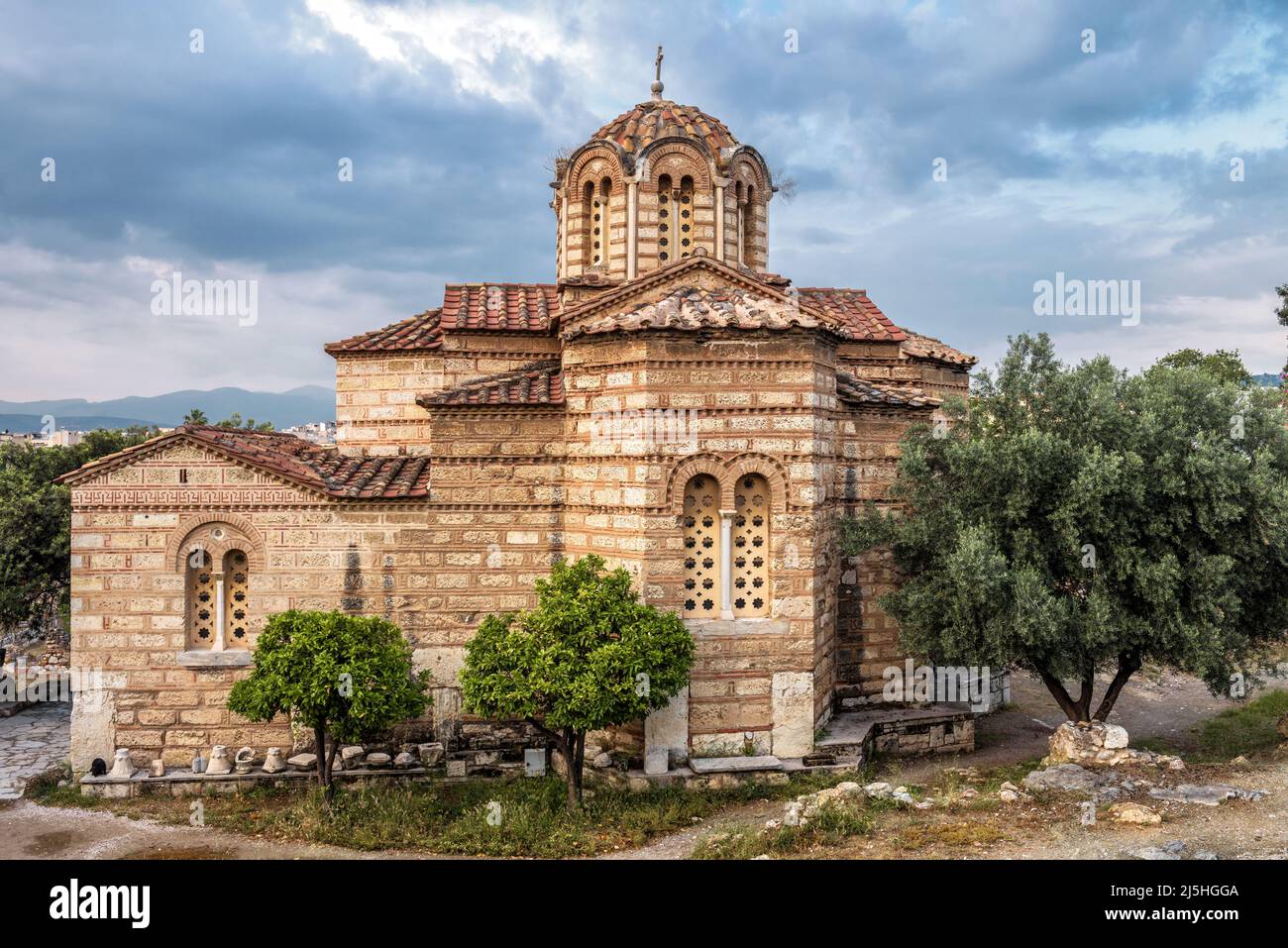 Chiesa bizantina nell'antica Agora, Atene, Grecia. La Chiesa Ortodossa dei Santi Apostoli è un punto di riferimento storico di Atene. Monumento della cultura medievale in Foto Stock